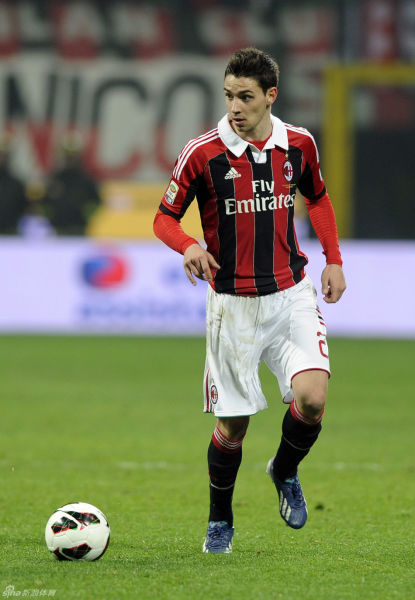 西甲半场：贝林厄姆头槌破僵，皇马暂1-0塞维利亚（西甲半场战报：贝林厄姆头球先拔头筹，皇马暂以1-0领先塞维利亚）