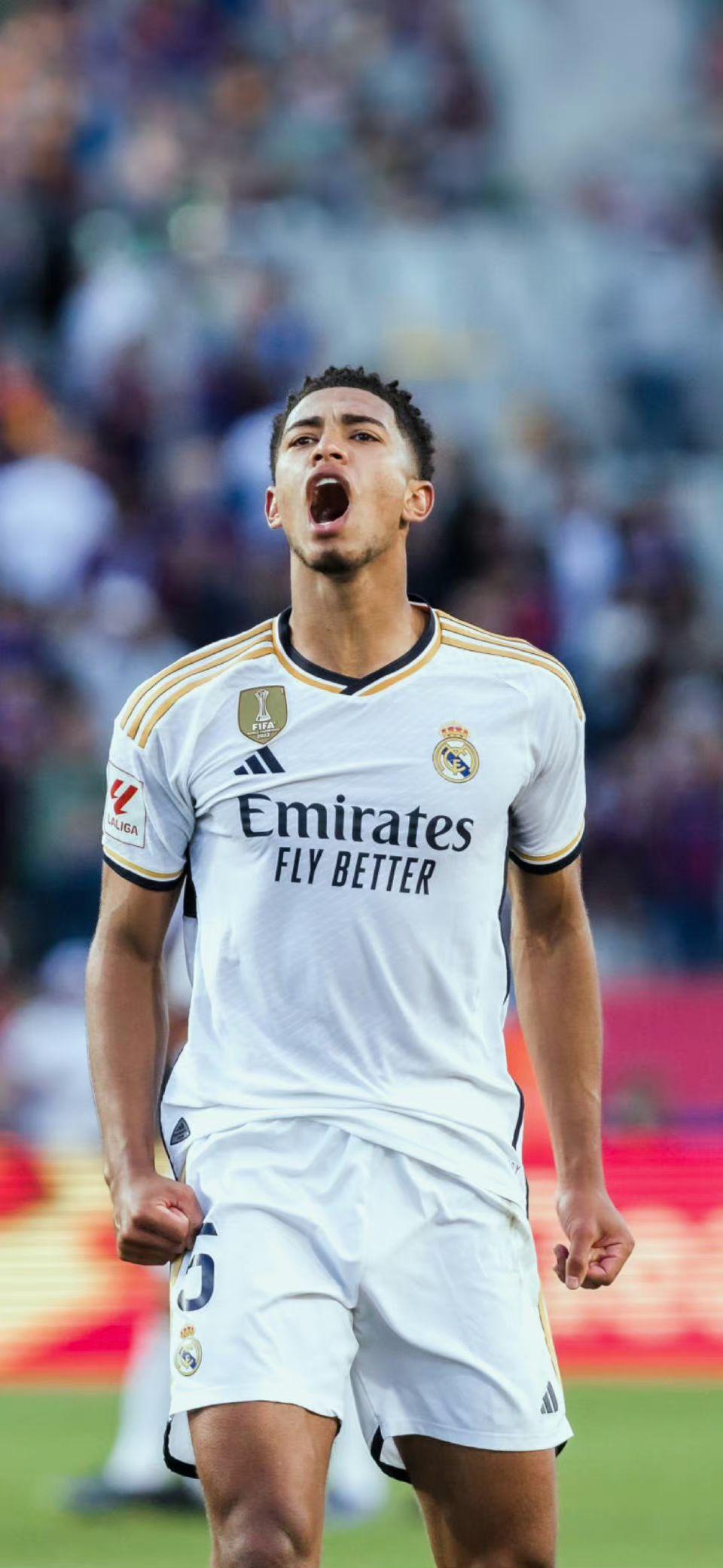 上海市政府向海港赠送冠军贺礼：木雕雄鹰和冠军奖杯刺绣