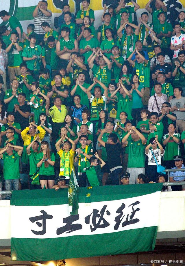 青训小将破门后被队友高高举起