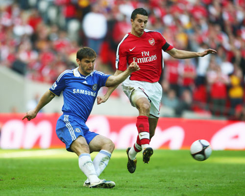 足球曝某豪门将出售队内三名老将，重建计划开启（曝足坛某豪门拟出售三名老将，重建进程启动）