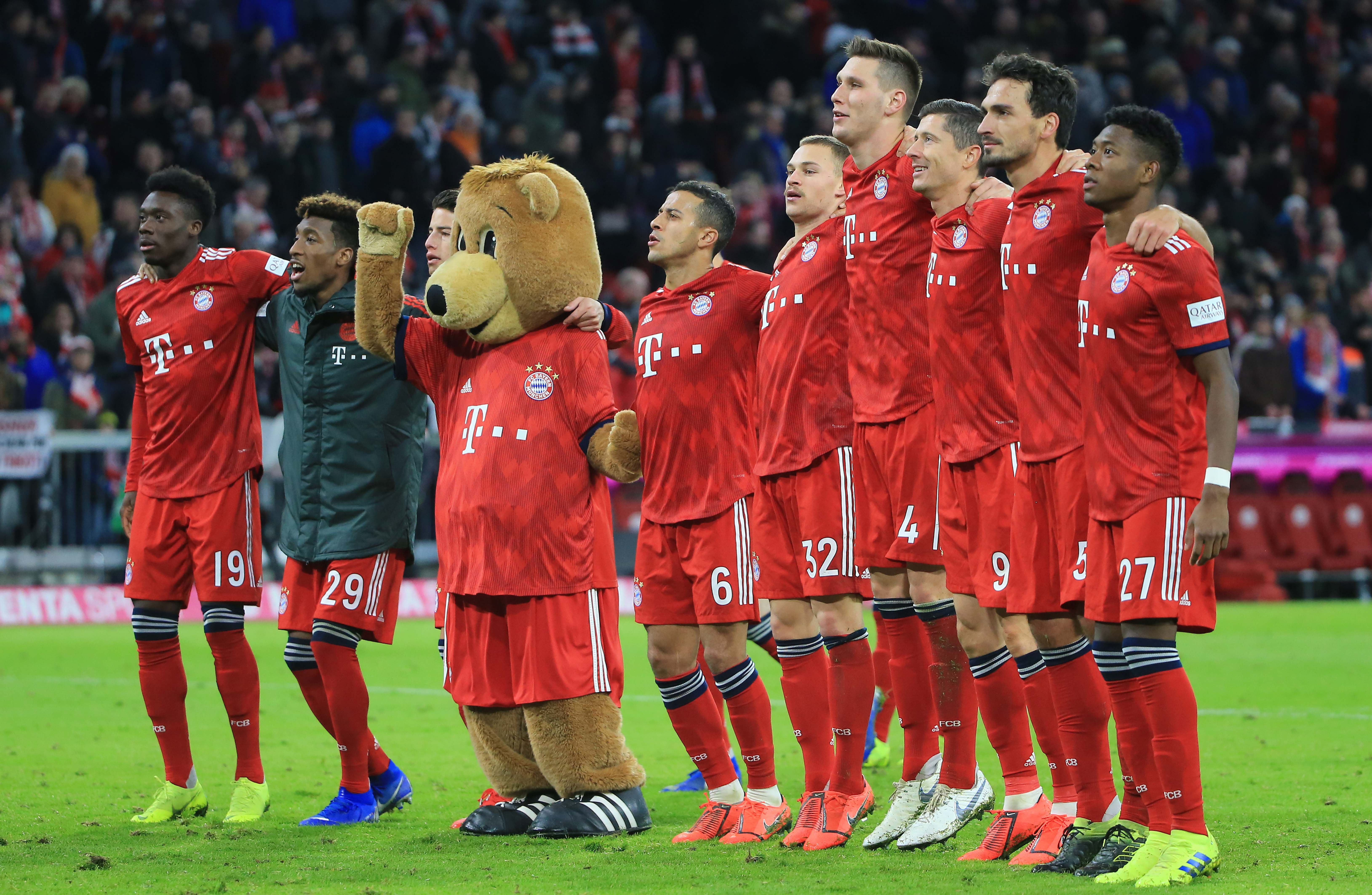 太阳报：英乙球迷在看台上发病，直升机降落在球场里进行急救