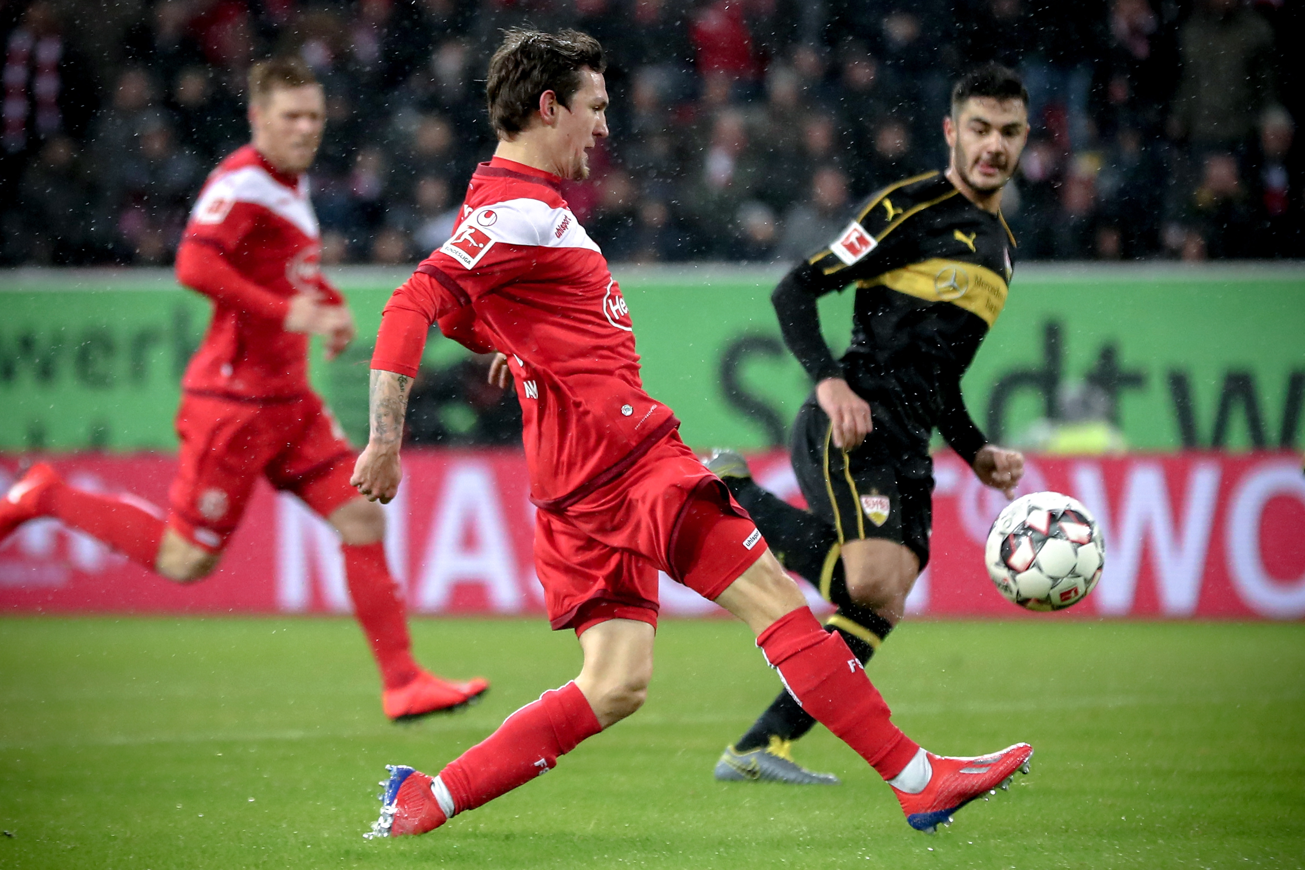 英超青训球员炫耀贩毒被判3年，同伙持枪获刑10年（英超梯队球员因炫耀贩毒获刑3年，持枪同伙被判10年）