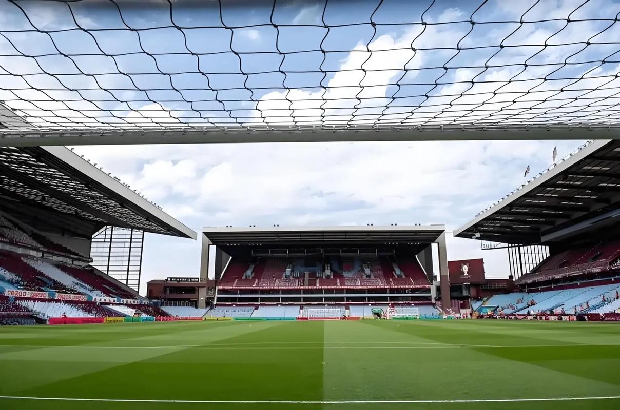 帕尔特伊听证会法院外，有抗议者举横幅批评阿森纳不作为