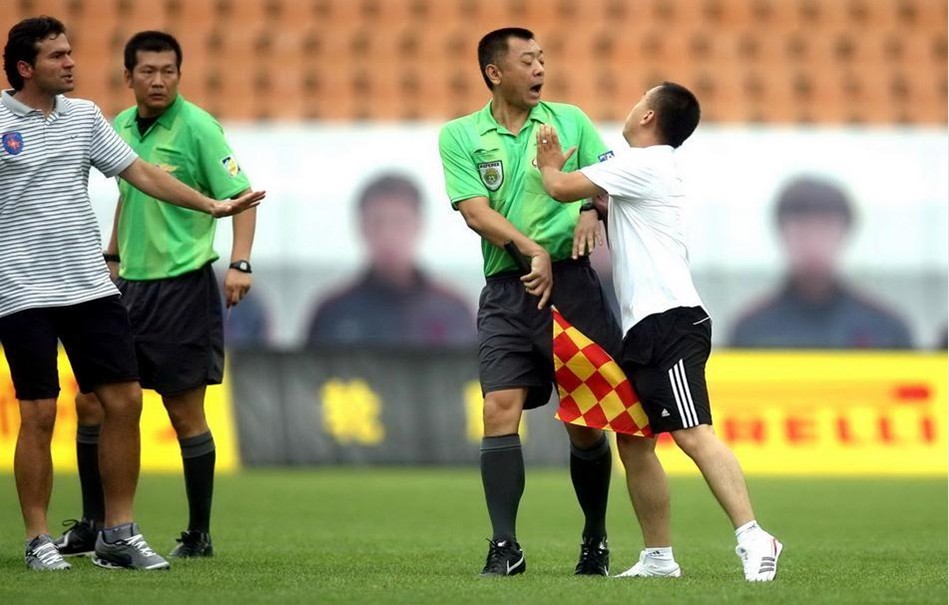 足球报：国安亚冠出局后，有球迷退了足协杯决赛的门票与酒店（足球报：国安亚冠遭淘汰 部分球迷退订足协杯决赛门票和酒店）