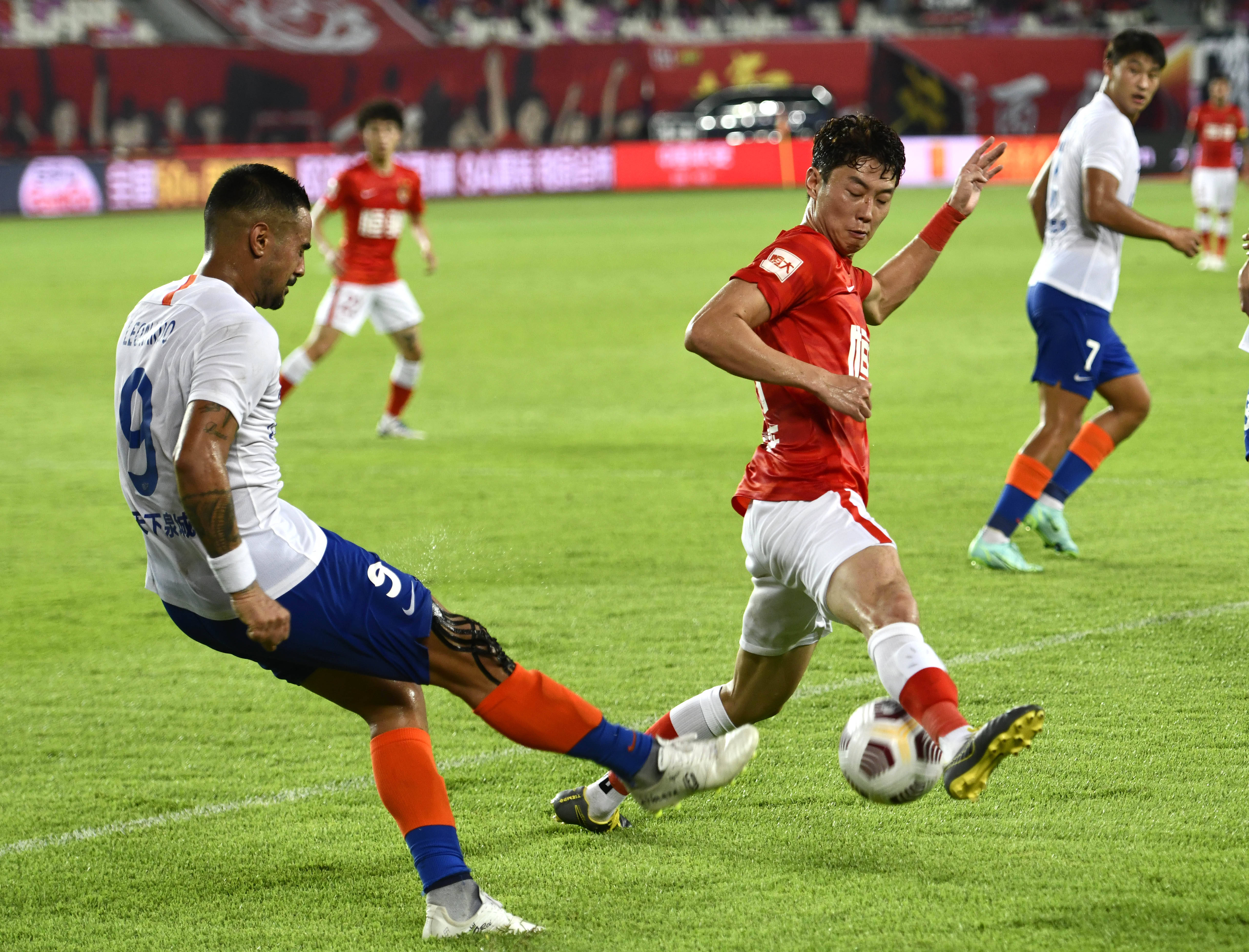 曼联发布年终大合影，眼尖球迷发现谢什科像是被P上去的（曼联晒年终合照，细心球迷称谢什科疑似后期拼接）